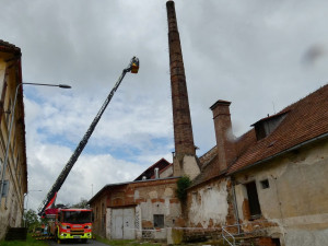 Tragická událost přispěla ke změně. Hasiči zabezpečili komíny, kde hnízdí čápi