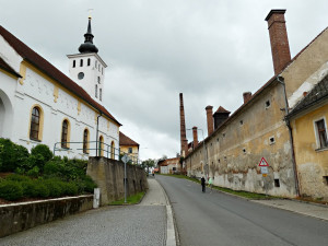 Tragická událost přispěla ke změně. Hasiči zabezpečili komíny, kde hnízdí čápi