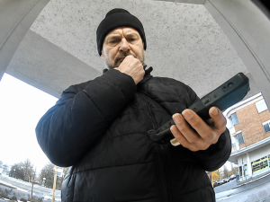 Policie pátrá po dvojici mužů z fotografií v souvislosti s internetovým podvodem