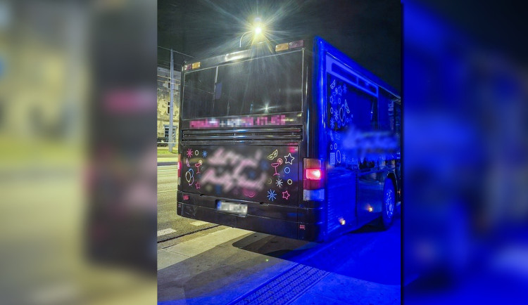 Pojízdný večírek v party busu se poněkud zvrhnul, mejdan utnuli strážníci