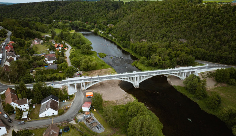 Skončila oprava mostu v Liblíně, dostal věrnou repliku sto let staré konstrukce