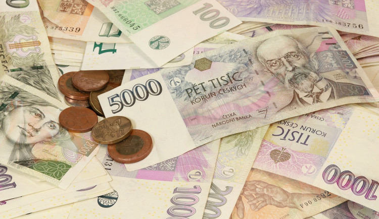 Investice táhly českou ekonomiku, růst HDP ale zpomalil