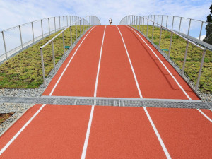 Unikátní atletická dráha s náběhovým kopcem je na střeše sportovního objektu
