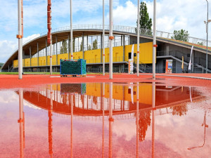 Unikátní atletická dráha s náběhovým kopcem je na střeše sportovního objektu