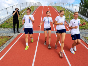 Unikátní atletická dráha s náběhovým kopcem je na střeše sportovního objektu