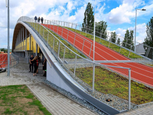 Unikátní atletická dráha s náběhovým kopcem je na střeše sportovního objektu