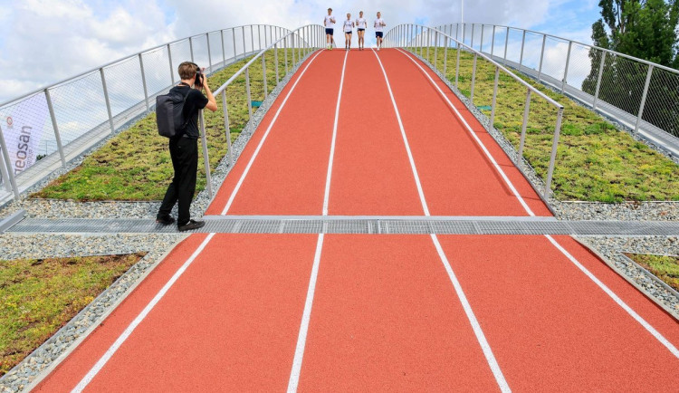 Unikátní atletická dráha s náběhovým kopcem je přímo na střeše sportovního objektu