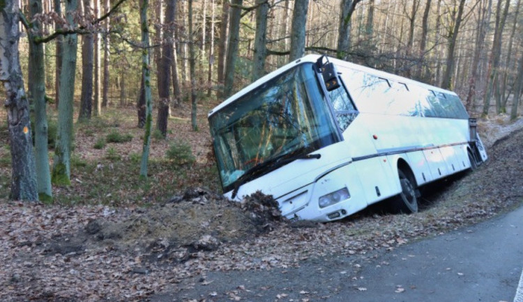 Opilý a zdrogovaný bezdomovec ukradl autobus a boural, teď padl rozsudek