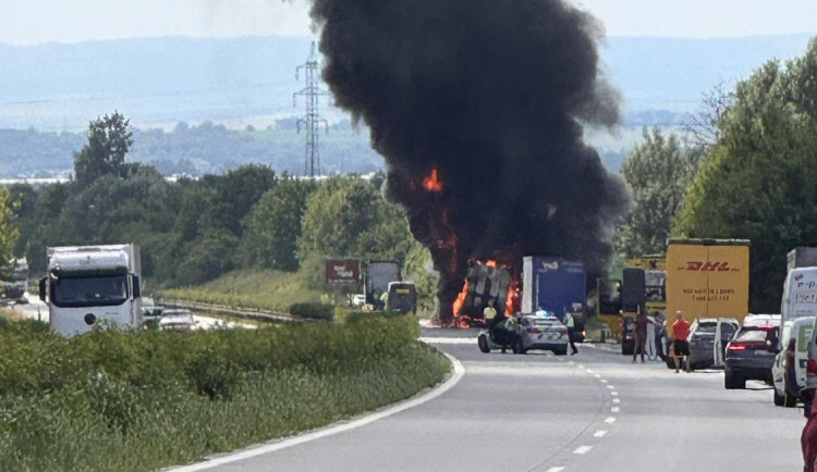 Dálnici D35 u Přáslavic na Olomoucku uzavřel požár kamionu