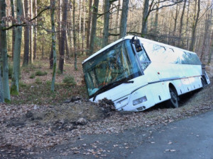 Opilý a zdrogovaný bezdomovec ukradl autobus a boural, teď padl rozsudek