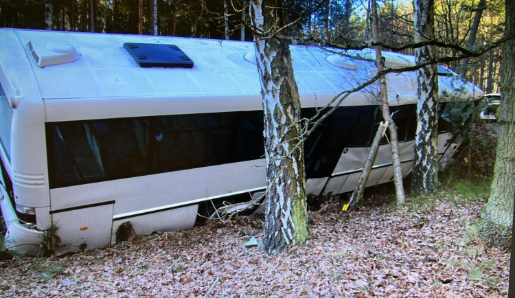 Opilý a zdrogovaný bezdomovec ukradl autobus a boural, teď padl rozsudek