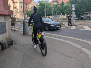 Na sdílených elektrokolech lidé 12krát objeli zeměkouli, město pořídí další