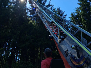Česká paraglidistka se zřítila do lesa. Z vrcholku stromu ji zachraňovali němečtí hasiči