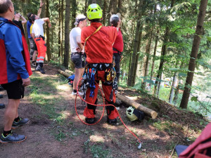 Česká paraglidistka se zřítila do lesa. Z vrcholku stromu ji zachraňovali němečtí hasiči
