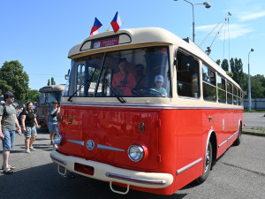 Veteráni i moderní stroje, trolejbusové oslavy přilákaly v parném vedru davy lidí