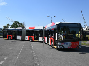 Veteráni i moderní stroje, trolejbusové oslavy přilákaly v parném vedru davy lidí