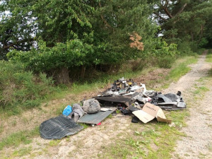 Kdosi rozebral v lese kus auta, obec pátrá po původci černé skládky