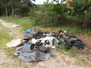 Kdosi rozebral v lese kus auta, obec pátrá po původci černé skládky