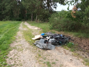 Kdosi rozebral v lese kus auta, obec pátrá po původci černé skládky