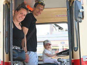 Veteráni i moderní stroje, trolejbusové oslavy přilákaly v parném vedru davy lidí