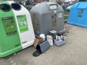 U popelnic někdo odhodil hračky i celý záchod, město rázně zakročilo