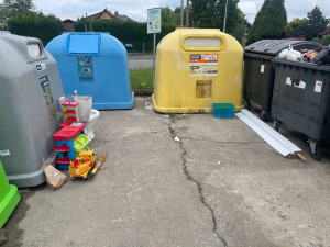U popelnic někdo odhodil hračky i celý záchod, město rázně zakročilo