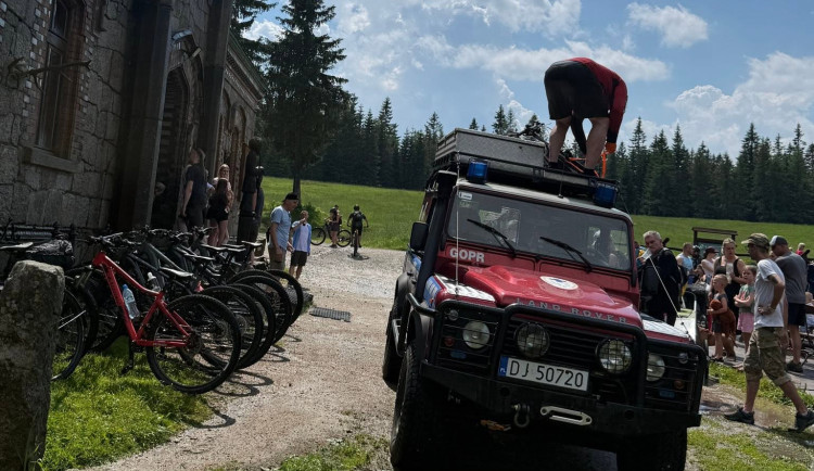 Cyklistku na polské straně Jizerek zasáhl blesk. Došlo k zástavě, ženu oživovali turisté