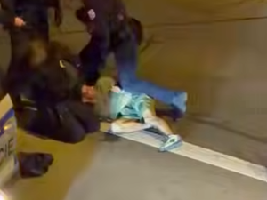 Video drsného policejního zákroku vyvolalo bouřlivé reakce. Případ prověří vnitřní kontrola