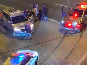 Video drsného policejního zákroku vyvolalo bouřlivé reakce. Případ prověří vnitřní kontrola