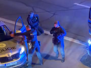 Video drsného policejního zákroku vyvolalo bouřlivé reakce. Případ prověří vnitřní kontrola
