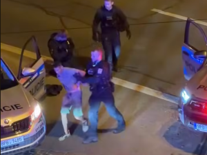 Video drsného policejního zákroku vyvolalo bouřlivé reakce. Případ prověří vnitřní kontrola