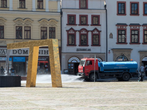 Města kvůli vedrům instalují mlžítka. Za hodinu spotřebují 30 litrů vody
