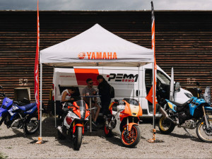 Motorkáři si ve Vysokém Mýtě vyzkoušejí to, co silnice nenabídne