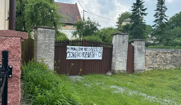 Plachta na vratech v Bílově na severním Plzeňsku vytočila poslance ANO