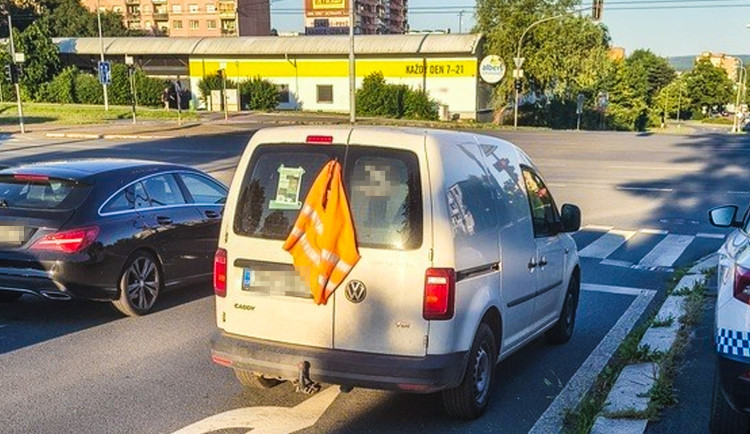 Řidič nechal stát auto na blikačkách před rušnou křižovatkou a odešel do pivnice