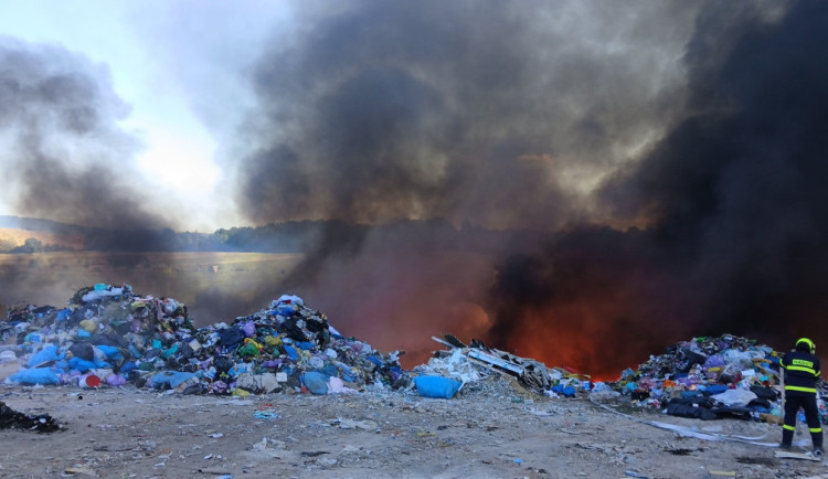 Hasiči bojují s požárem 50 tun plastového odpadu, vyhlásili druhý stupeň poplachu