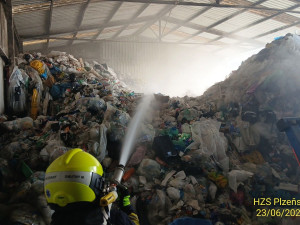 Hasiči v úmorném vedru bojují s požárem 50 tun plastového odpadu