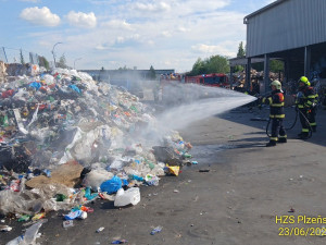 Hasiči v úmorném vedru bojují s požárem 50 tun plastového odpadu