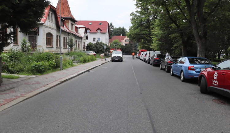 Bylo toho hodně. Žena na koloběžce a bez helmy havarovala, nadýchala přes tři promile