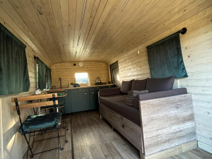 Legendární vojenskou Vejtřasku proměnili manželé Vácovi v unikátní glamping