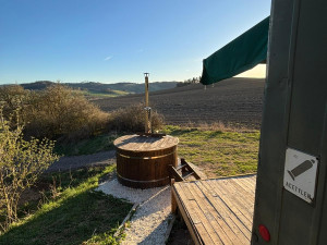 Legendární vojenskou Vejtřasku proměnili manželé Vácovi v unikátní glamping