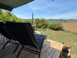 Legendární vojenskou Vejtřasku proměnili manželé Vácovi v unikátní glamping