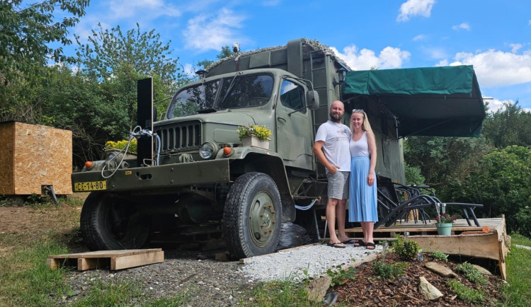 Legendární vojenskou Vejtřasku proměnili manželé Vácovi v unikátní glamping