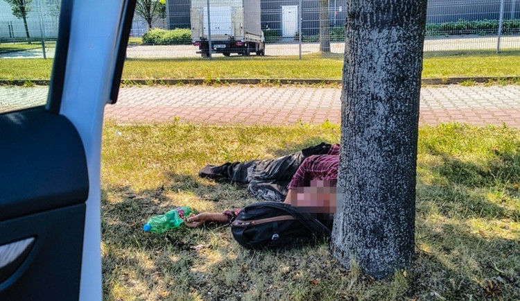 Ve vedru ležel na zemi od rána až do odpoledne muž s vážnými zdravotními potížemi. Pomohla mu až hlídka městské policie