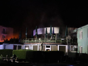 Při požáru hotelu se nadýchala zplodin mladá recepční, chtěla varovat ubytované