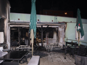 Při požáru hotelu se nadýchala zplodin mladá recepční, chtěla varovat ubytované