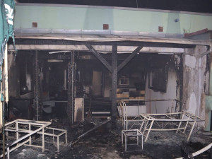 Při požáru hotelu se nadýchala zplodin mladá recepční, chtěla varovat ubytované