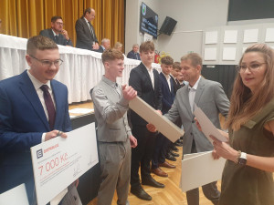 Zástupci ČEZ Distribuce Veronika Dvořáková a Vladimír Übermajer předávají na SOUE v Plzni nejlepším studentům symboliké šeky s finanční odměnou.
