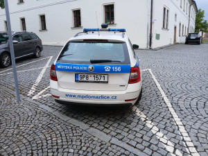 Strážníci schytávají kritiku za prodej služebního auta. Styďte se, píšou jim lidé