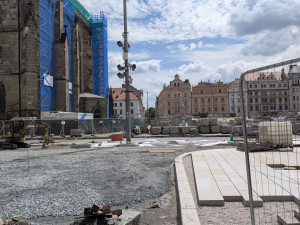 Neobhajitelné ničení, památkáři ostře kritizují postup města při rekonstrukci náměstí